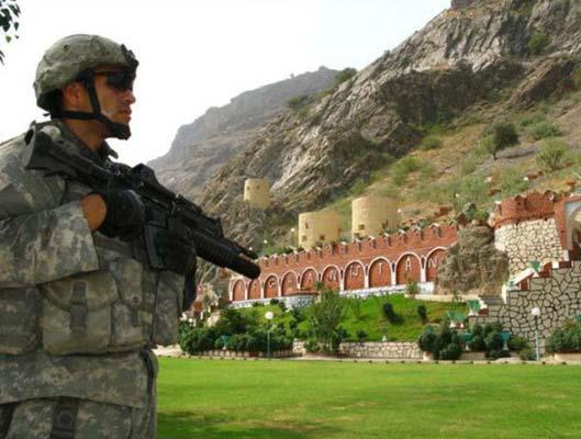 Afganistan - Pakistan              Torkham Kap�s�... Amerikan askerleri taraf�ndan kontrol ediliyor