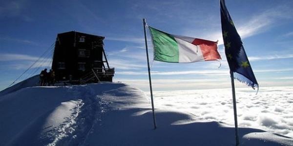 �svi�re - �talya s�n�r�. �svi�reli ve �talyan Alpleri'ndeki Signalkuppe zirvesindeki Margherita kul�besi. 4,559 m y�ksekli�indeki (14.954 ft) da�da �svi�re ve �talya aras�ndaki s�n�r i�aretleme noktas�