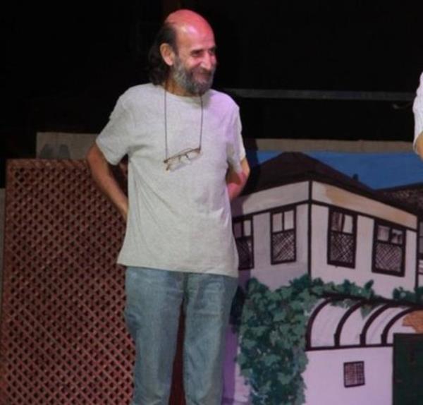 ttihat ve Terakki Tiyatrosu, TS Tiyatrosu, Arena Tiyatrosu, Gen-Ar Tiyatrosu,  Maymun Kabare ve Ercan Yazgan-Blent Kayaba topluluklarnda alt.