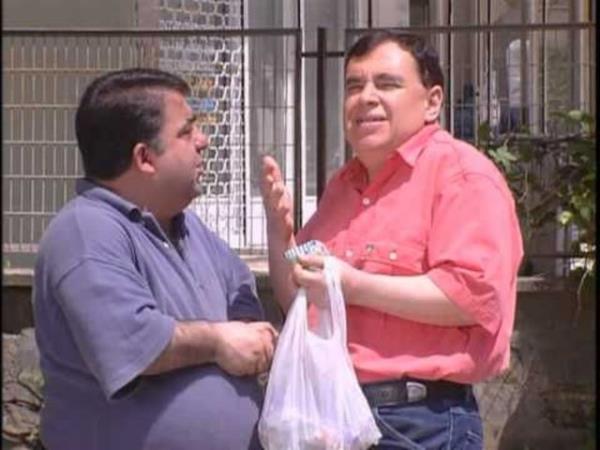 Ali Uyandran (sada) 'Bizimkiler' dizisinde 'Halis' karakterini canlandrmt.