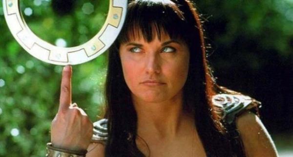 Ekranlara sava l, frlatt frizbi eklinde ba ve sarn yardmcsyla konuk olan Zeyna herkesin belleinde yer etmiti...