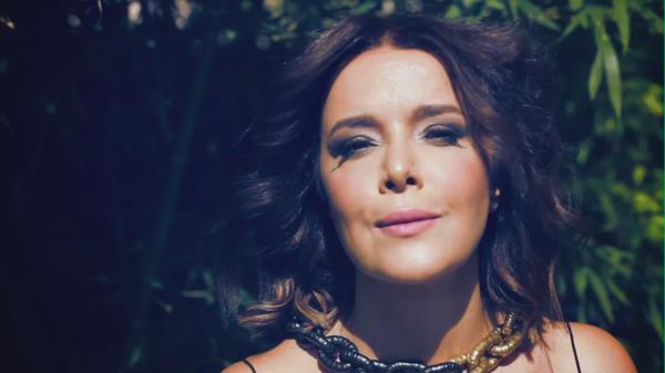 Bilgi, &#8220;16 yl sonra sahnelere dndm, ark sylemeyi ok zlemiim&#8221; dedi.