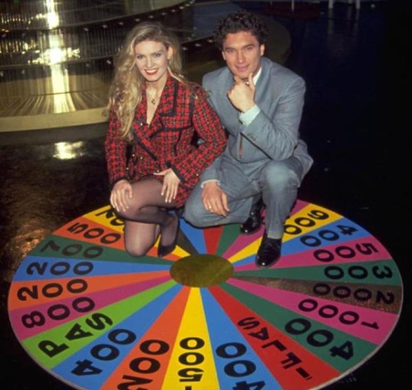 arkfelek yarmasyla fenomen olan Tark Tarcan senaryo gerei yine televizyonda yaynlanan bir yarma programnn sunucusu olarak kamera karsna geti.