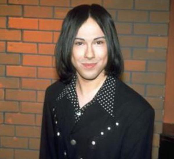 "Paran, antan, telefonun zerinde ne varsa ver" diye tehdit eden iki kiiye direnen ark, gasplarn elinden kurtularak komaya balad. Biraz ileride motosikletle tekrar nn kesen gasplar tarafndan tartaklanan nl sunucu yaralanmt.