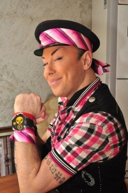 Ba zerine doru sallayan gaspnn hamlesi ardndan yere den ark, sol kolundan yaraland. lklarna ise etrafta bulunan travestiler kotu. Cadde zerinde bulunan travestiler araya girerek Blent ark'y gasplarn elinden kurtard.