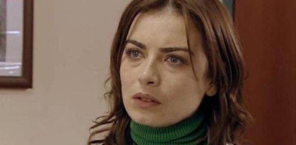 Bber, yedi yl nce nikah masasna oturduu grnt ynetmeni Mehmet Aksn&#8217;la ani bir kararla stanbul&#8217;da oturduklar evi boaltp, Bodrum Gmlk&#8217;e demirledikleri teknelerinde yaamaya balamlard.