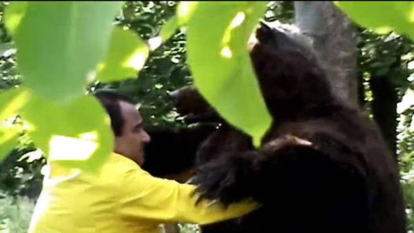 'Ben Sadettin Teksoy' anonsu ve sar yamurluu ile hafzalarda yer edinen sunucununun yllara meydan okumas dikkat ekti.