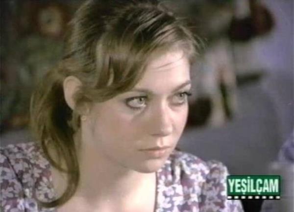 Sonra Trkiye'nin ilk yerli dizisi olan Ak- Memnu'nun oyuncu kadrosuna girdi. Aslnda Bihter karakteri iin dnlmt. Ama ynetmen Halit Refi, onu Nihal rolne uygun grd.