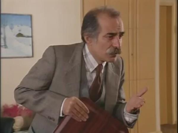 nl oyuncu emekli maan ekmek iin bankamatikte sra beklerken grntlendi.