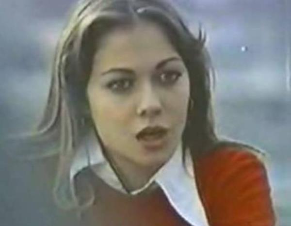 Oyuncu Hayri Esen'in kz olan Itr Esen'in yzn milyonlarca kii ilk kez bir gazetenin ekinin kapanda grd.