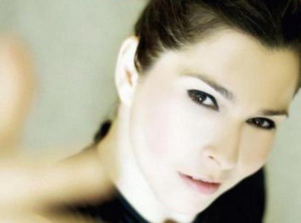 Aya en, radyo ve TV'lerin en renkli simalarndan biri olarak hafzalara kaznd. zellikle de radyo porgramnda yapt akalarla uzun sre konuuldu.