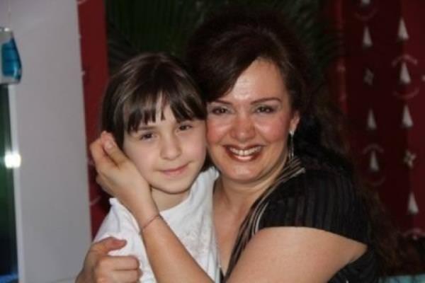 Kznn doum gn kutlamasndaki halini grenler Esra Ceyhan&#8217; tanmakta zorluk ekti.