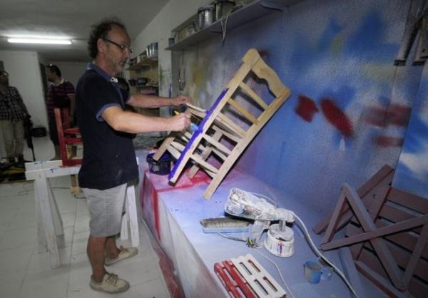 Bodrum'da tahta sandalye imalat yapan Gran, atlyesinde tahtalar eitli ilemlerden geirdikten sonra sandalye haline getiriyor.