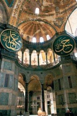 <p><b>AYASOFYA MZES</b></p>  Bizans mparatoru I. Jstinyen tarafndan 532-537 yllar arasnda kilise olarak ina edilen, Osmanl dneminde camiye evrilen Ayasofya, bugn mze olarak hizmet veriyor. Ayasofya, mimarisi, kubbesinden akan k seli ve mozaik sslemeleri ile ziyaretilerini bylyor. Mze pazartesi hari her gn 09.00-19.00 saatlerinde ak