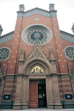 <p><b>SAINT ANTOINE KLSES</b></p>  stanbul'un en byk Katolik kilisesi Saint Antoine, stiklal Caddesi zerinde bulunuyor. 1725 ylnda devlet iin alan Katolik aileleri iin ina edilen kilise, talyan rahipler tarafndan ynetiliyor. Kiliseye gelir salamas amacyla yaplan avlusundaki Sainte Antoine apartmanlar, stiklal Caddesi'nin ilk betonarme yaplar arasnda yer alyor. Sainte Antoine, sadece Hristiyanlarn deil, Mslmanlarn da ska ziyaret ettii bir kilise.
