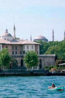 <p><b>SEPETLER KASRI</b></p>  nasna 1591 ylnda balanan Sepetiler Kasr, 1643 ylnda tamamlanm. Zamannda Topkap Saray'na ait kayklarn bulunduu yerde olan kasr, donanmaya iaret vermek iin kullanlm. 1990'da onarlan ve Uluslararas Basn Merkezi olarak kullanlan kasr, 1998 ylndan beri turistler tarafndan ziyaret edilebiliyor. Burada ayrca festivaller kapsamnda konserler dzenleniyor.