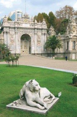 <p><b>DOLMABAHE SARAYI</b></p>  Abdlmecit tarafndan yaptrlan Dolmabahe Saray 1856 ylnda Paris Antlamas'ndan sonra trenle alm. Mimarisinde farkl sluplar bir arada kullanlm. Sarayn ?hususi daire? olarak adlandrlan blmnde yaama veda eden Atatrk'n odas mze olarak hizmet veriyor. Saray, pazartesi ve perembe gnleri hari her gn 09.00-16.00 saatlerinde ak.