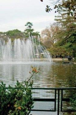 <p><b>YILDIZ PARKI</b></p>  Beikta ile Ortaky arasnda yer alan Yldz Park, stanbullularn romantik buluma yerlerinin banda geliyor. Lale Devri dneminde dzenlenen raan alemleri srasnda eitli elencelere mekan olmu. Malta ve adr Kk'nn iinde yer ald park, sadece semt sakinlerine deil, tm stanbullulara hitap ediyor. Okuldan kaan renciler, rg ren yal kadnlar, ilk defa elele tutuan sevgililerin arada vakit geirdikleri son derece keyifli, yemyeil bir park.