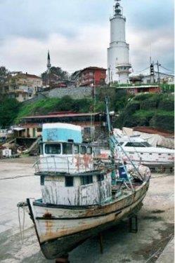 <p><b>RUMEL FENER</b></p>  Anadolu Feneri ile ayn tarihte, 1856'da Franszlar tarafndan iletilmeye balayan Rumeli Feneri, 1933'de Trklerin eline gemi. kademede ina edilen fenerin kulesinin ykseklii 30 metre. Lambas, ilk olarak gazya asetilenle alan fener, bugn elektrik enerjisi ile aydnlanyor. Rumeli Feneri'nin  18 deniz teden grlebiliyor. evresindeki ayn isimle anlan ky, bugn balklaryla mehur. Gn birlik geziler iin ideal.