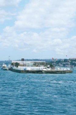 <p><b>GALATASARAY ADASI</b></p>  1872'de Sultan Abdlaziz tarafndan Sarkis Balyan'a hediye edilen adada Osmanl dneminde, nl ressam Ayvazovski de kalm. Ada, 1914'ten itibaren kmr deposu haline getirilmi. Bir sre sonra ehir hatlar vapurlarna yakt salayan bir yer olmu. 1957'de Galatasaray Spor Kulb Bakan Sadk Giz aday satn ald ve dier yelerin hizmetine sundu. Bugn ada, Suada Club olarak pek ok mekana ev sahiplii yapyor.