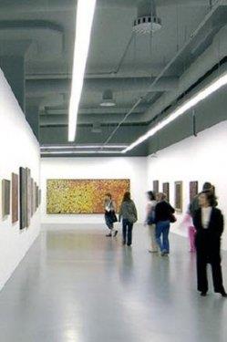 <p><b>STANBUL MODERN</b></p>  Trkiye'de modern ve ada sanat sergileri dzenleyen ilk zel mze olarak 2004 ylnda ald. Boaz'n kysnda sekiz bin metrekarelik bir alanda kurulan mze, modern ve ada sanat alanlarndaki retimleri uluslararas bir ynelimle koleksiyonunda topluyor ve sergiliyor. Pazartesi gnleri dnda her gn 10.00-18.00 saatlerinde ak.