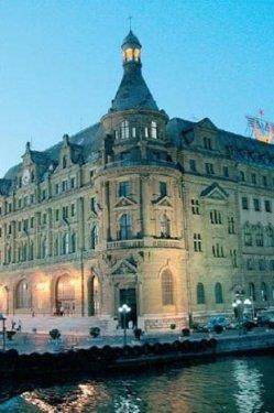 <p><b>HAYDARPAA GARI</b></p>  Kadky'n en nemli ulam noktas olan Haydarpaa Gar'nn yapmna, 1906 ylnda II. Abdlhamit dneminde balanm. stanbul ? Badat demiryolu hattnn balang istasyonu olarak ina edilen gar, 1917 ylnda kan yangnda byk hasar grm. 1976 ylnda onarlan ve 1983 ylnda restorasyonu tamamlanan Haydarpaa Gar, bugn zelletirilip, otele evrilmek isteniyor. Bu tarihi yapnn ilevini yitirip, otele evrilme ihtimali bile stanbullular zyor.