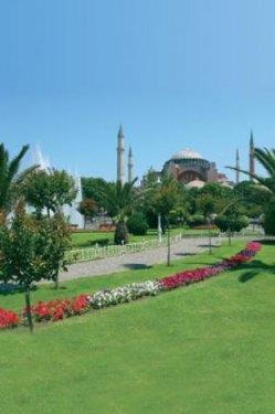 <p><b>SULTANAHMET MEYDANI</b></p>  stanbul'un en nemli meydanlarndan. Bizans devrinde at binenlerin, atlarn meydan anlamna gelen Hipodrom deniliyormu. Osmanl dneminde ise At Meydan denmi. Bugn stanbul'un en nemli turistik merkezlerinden biri olan meydanda, Kayzer Wilhelm'in ziyaretine an olarak yaplm Alman emesi bulunuyor. Meydann tarihi dokusunda gezintiye karken, gvercinleri beslemek iin yem almay unutmayn.