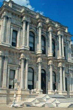 <p><b>BEYLERBEY SARAYI</b></p>  Beylerbeyi Saray, Sultan Abdlaziz tarafndan ina edilmi. Saray nl mimar Sarkis Balyan imzas tayor. Saray, Harem ve Selamlk olmak zere iki ana blm ve  kattan oluuyor. Taraalar eklinde dzenlenmi bahelerin en tepesinde olimpik bir havuz bulunuyor. Pazartesi ve perembe gnleri dnda her gn 09.30- 16.00 saatlerinde ziyarete ak.