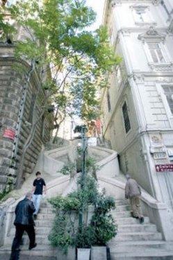 <p><b>KAMONDO MERDVENLER</b></p>  1850'li yllarda dnemin nde gelen ailelerinden Kamondo Ailesi'nden banker Avram Kamondo tarafndan ocuklarnn okula kolay gidip gelmesi iin yaptrlm olan art nouveau tarzna sahip Kamondo Merdivenleri, Voyvoda Caddesi ile Banker Soka'n birletiriyor. lgin mimarisi ile dikkat eken Kamondo Merdivenleri, zellikle fotoraf ekimlerinin gnmzdeki vazgeilmez adresi.