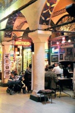 <p><b>KAPALIARI</b></p>  Fatih Sultan Mehmet'in emriyle kurulan Kapalar, o tarihlerde Cevahir Bedesteni olarak anlyordu. Kapalar'da altn, deri, kilim, ss eyas, gm konusunda yzlerce dkkan hizmet veriyor. Buras sadece alveri deil, iinde bulunan mekanlaryla da bir ekim merkezi. Kapalar, pazar hari her gn 08.30-19.00 saatlerinde ak.