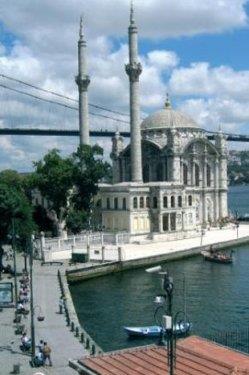 <p><b>ORTAKY MEYDANI</b></p>  Ortaky Meydan, Osmanl dneminden beri ilgi eken bir yerleim merkezi. Zamannda padiahlarn sayfiye yeri olmu. Doal hazineleriyle ihtiaml saraylar talandrm. Arnavut kaldrmlar, iskelesi, tavla seslerinin eksik olmad kahveleri, gvercinleri ve camii ile hareketli ve byl mekan Ortaky Meydan. Takclar, kumpirciler belki de Ortaky olmasa bu kadar i yapamazlard stanbul'da. Bu meydan, manzaras ve dokusuyla, hep bir klasik olarak kalacak mekanlardan.