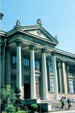 <p><b>ARKEOLOJ MZES</b></p>  Arkeoloji Mzesi, 19. yzyln sonlarnda Osman Hamdi Bey tarafndan kurulmu ve 1891'de ziyarete alm. Drt blmden oluan mzede, Osmanl mparatorluu snrlar iinde yer alan tm medeniyetlere ait eserler sergileniyor. Mze pazartesi gnleri hari her gn 09.00-19.00 saatlerinde ak