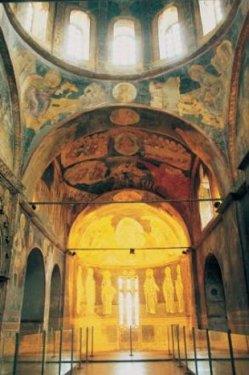 <p><b>KARYE MZES</b></p>  Edirnekap'daki bu mze, Bizans dneminde kilise, stanbul'un fethinden sonra ise cami olarak kullanlm. D mimarisinin yan sra mozaik sslemeleriyle de dikkat eken Kariye, 1511 ylnda camiye dnm. Bugnn nemli mzelerinden biri olan Kariye'nin evresi, ahap evlerden oluan stanbul'un sevimli ve grlmeye deer bir yerleim merkezi. Mze, aramba hari her gn 09.00-19.00 saatlerinde gezilebilir.