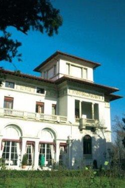 <p><b>HDV KASRI</b></p>  Osmanl'nn 19. yzyl balarnda Msr hidivi yani valisi olan Hilmi Paa'nn art nouveau tarzndaki kk. ok geni yemyeil bir baheye, esiz manzarasna sahip olan Kasr'nn kulesi ise stanbul'un buharla alan ilk asansrlerinden birine sahip. Hidiv Kasr, bugn davetlere hizmet veriyor keyifli bir gn geirmek isteyenleri arlyor.