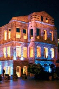 <p><b>ESMA SULTAN YALISI</b></p>  Adn, ayn zamanda yalnn sahibi de olan I. Abdlaziz'in kz Esma Sultan'dan alan stanbul Boaz'nn bu grkemli yals, geirdii yangn ve depremden sonra ttn ve kmr deposu olarak kullanlmaya balanm. 1990'l yllarda The Marmara Hotels grubu tarafndan alnan ve restore edilen yal, imdilerde en romantik dnlere, byleyici organizasyonlara ve sanatsal etkinliklere ev sahiplii yapyor.