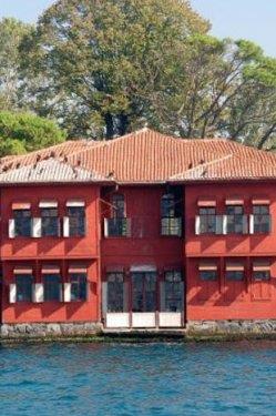 <p><b>SADULLAH PAA YALISI</b></p>  Sadullah Paa Yals hi phesiz Boazii'nin en gzel yallarndan. Yalnn sahibi Sadullah Paa ile olu, birbiri ardna intihar edince, yal uursuz saylm ve aile yaly boaltm. Daha sonra Sadullah Paa'nn akrabas Seyfullah Esin tarafndan alnan yal, gnmzde Esin'in ei Emel Esin'in kurduu Tek- Esin Vakf'na ait. Ayegl Tecimer, Yiit ardan gibi isimlerin de kirac olarak kulland yal bugn de kiraclarn arlyor.