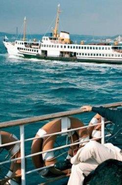 <p><b>VAPUR</b></p>  stanbul Boaz'nda bugnk anlamda ilk yolcu vapuru 1837 ylnda alt. Boazii'nde vapurla yolcu tamaclnda asl byk adm ise 1851?de irket-i Hayriye'nin kurulmasyla oldu. Bugn ehir hatlar vapurlar DO'ya bal. Boaz hattnn yannda, Marmara?da da seferler yapyor. Haydarpaa, Kadky ve Adalar'a seferleri oluyor. Vapurlar, ehrin adeta simgelerinden biri. stanbullular iin vapurda martlar seyrederek, simit ve ay eliinde yolculuk yapmak ayr bir keyif.