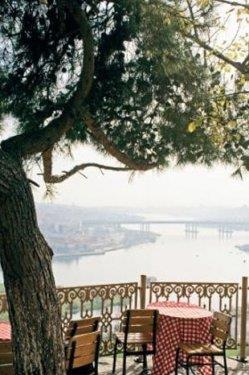 <p><b>PIERRE LOT</b></p>  Fransz yazar Pierre Loti, mekann mdavimi olduktan sonra, onun adn alm olan, tarihi Pierre Loti Kahvesi, eskiden Rabia Kadn Kahvesi olarak anlyordu. Kahvenin bulunduu tepeye de Pierre Loti Tepesi deniliyor. Eyp Sultan Camii'nin yanndaki mezarlktan geerek ktnz kahvede, manzaraya kar ay imenin keyfine doyum olmuyor. Burada Trk kahvesi imek ehrin ritellerinden.