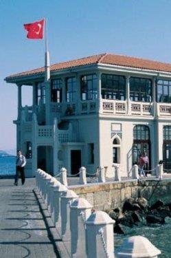 <p><b>MODA SKELES</b></p>  Mimar Vedat Tek tarafndan 1917 ylnda ina edilen Moda skelesi, uzun yllar deniz ulamna kapal tutuldu. Gitgide harabeye dnmeye balayan iskele, Kadkyllerin abalaryla 2000 ylnda restore edildi. letmelere kiralanarak restoran olarak hizmet veren Moda skelesi'ni son olarak stanbul Bykehir Belediyesi'ne bal Beltur A. devrald. u anda restoran ve kafe olarak hizmet veren Moda skelesi, zel davetler iin de kullanlyor.