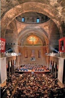 <p><b>AYA RN KLSES</b></p>  Topkap Saray'nn d avlusunda yer alan ve en byk Bizans kilisesi olan Aya rini, gnmzde mze olarak stanbullularn karsna kyor. 4. yzyl balarnda yaplan Aya rini, Trkiye'deki mze almalarnn ilk balad mekan. Aya rini, 1973'ten beri bata klasik mzik konseri olmak zere, pek ok sanat aktivitesine ev sahiplii yapyor