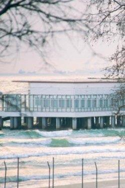 <p><b>FLORYA ATATRK KK</b></p>  Florya Atatrk Kk, Atatrk iin stanbul Belediyesi tarafndan 1935 ylnda mimar Seyfi Arkan'a projelendirilmi, yazlk bir konut olarak yaplm. Atatrk, 1936 ylnn Haziran ve Temmuz aylarnda uzunca bir sre burada yaam. Atatrk Mzesi haline getirilen kk pazartesi ve perembe hari her gn 09.00-16.00 saatlerinde ziyarete ak.