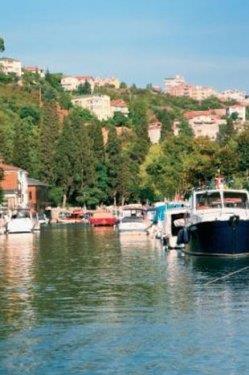 <p><b>GKSU</b></p>  Beykoz ilesine bal olan Anadoluhisar snrlar iinde yer alan Gksu, hem doal gzellikleri hem de tarihi eserleri ile ehrin gzde lokasyonlarndan biri. Gksu ve Kksu mesireleri Osmanl dneminde de herkesin rabet ettii yerler arasnda bulunuyormu. Gksu Deresi zerinde yaplan sandal sefalar ok mehurmu. Gnmzde yeniden gzde hale gelen Gksu zerinde bulunan mekanlarda elenmek, sandal sefalarn yapmak mmkn.