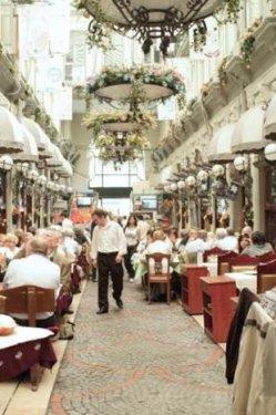 <p><b>EK PASAJI</b></p>  Alt katlar dkkan, st katlar lks daireler olarak 1876 ylnda ina edilen iek Pasaj'nn pasaj ksmnn; Hristaki Pasaj, binasnn da; Cite de Pera, gemi dnemki adlar.1940 ylnda pasajn dkkanlarna iekiler yerlemi. Pasaj bir sre bu ekilde kullanlm, ancak meyhanelerin almasyla birlikte iekiler ve apartman sakinleri buray terk etmi. Ad iek Pasaj olarak kalan pasaj, hala Beyolu'nun en gsterili ve ssl yaplar arasnda yer alyor