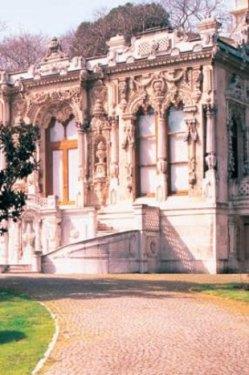 <p><b>IHLAMUR KASRI</b></p>  Beikta ve Nianta arasndaki vadide yer alan Ihlamur Kasr, Abdlmecit tarafndan Nikoos Balyan'a yaptrlm. Ihlamur Kasr, Maiyet Kk ve Merasim Kk adnda iki kkten oluuyor. Sultan Abdlmecit'in gen yata lmnden sonra, Sultan Abdlaziz, aabeyinin sevdii bu yaplara ilgi gstermi. V. Mehmet Reat dneminde Bulgar ve Srp Krallar 1910' burada arlanm. Gnmzde zellikle hafta sonlar kahvalt ok tercih ediliyor.