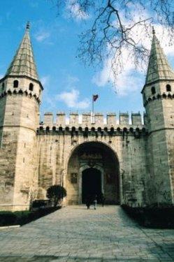 <p><b>TOPKAPI SARAYI</b></p>  Fatih Sultan Mehmet tarafndan 1472 ylnda yaptrlan Topkap Saray, Dolmabahe Saray'na kadar 380 yl boyunca devletin idare merkezi ve sultanlarn ikametgah olmu. 1924 ylnda Atatrk'n emriyle mzeye evrilmi. "Kak Elmas'n" ve sarayn grkemini grmek iin kapsndaki kuyrua girmelisiniz. Mze sal gnleri hari her gn 09.00-19.00 saatlerinde ak.