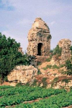 <p><b>YEDKULE SURLARI</b></p>  Bizans zamannda yaplm ehir duvarlar. stanbul'un etrafn eviren surlar, 5. yzyldan balayarak ina edilmi, yklmalar ve yeniden yapmalarla drt defa elden gemi. Sultan Mehmet zamannda i kaleye evrilmi. stanbul'un en nemli mimari eserleri arasnda yer alan Yedikule Surlar be keli bir yldz eklinde yaplanm. Haftann her gn ziyarete ak olan Yedikule'nin bahesinde 17 para tarihi eser halka ak bir ekilde tehir ediliyor.