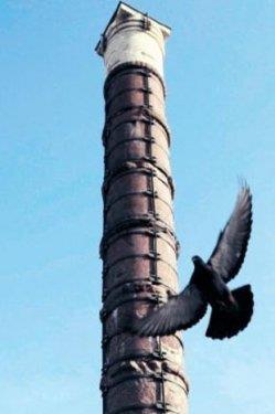 <p><b>EMBERLTA</b></p>  emberlita stunu, M.S. 330 yllarnda mparator I. Konstantin'in onuruna, stanbul'un yedi tepesinden biri olan ve gnmzde emberlita olarak adlandrlan semte dikilmi. Uzunluu 57 metre olan bu stun, Roma'daki Apollon tapnandan sktrlm ve gnmzdeki yerine konulmu. Stun her biri  ton arlnda ve  metre apnda olan bileziklerle birbirine balanm. Toplam sekiz adet stun ve bir kaidenin st ste konulmasyla oluturulmu