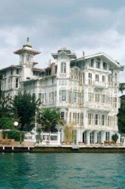 <p><b>AHMET AFF PAA YALISI</b></p>  Yeniky sahilinde yer alan Ahmet Afif Paa Yals'nn ilk sahibi, Koca Reit Paa'nn kz Ferendiz Hanm. Muhayye Yals olarak anlan yapnn her kat farkl bir stile sahip. Bir zamanlar Yeilam filmlerine set olarak kiralanan yalda, 80'lerin ortasndan itibaren 17 yl Uzan ailesi oturdu. 2006?da TMSF'nin kontrolne geen yalda "Binbir Gece", "Ak- Memnu" gibi diziler ekildi. Burada Agatha Christie'nin konuk edildii de syleniyor.