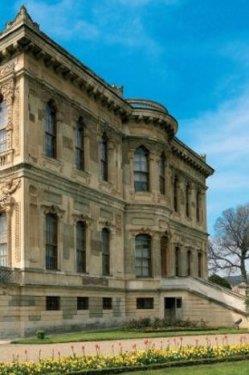 <p><b>KKSU KASRI</b></p>  Bir avc kk olarak dnlen Kksu Kasr, eskiden "Bae-i Gksu" olarak anlan blgede, Gksu Deresi'nin Boaz'a dkld yerde ina edilmi. Mimar Nikoos Balyan. Saray 1857 ylnda hizmete alm. Atatrk?n de ok sevdii kasr Cumhuriyet dneminde de bir sre devlet konuk evi olarak kullanlm. 1994 ylnda restore edildikten sonra tamamen halkn ziyaretine alm.