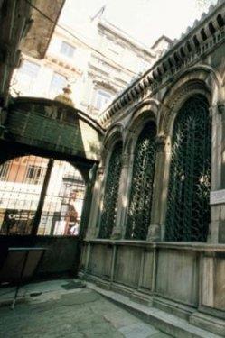 <p><b>GALATA MEVLEVHANES</b></p>  Eski ad Kulekap Mevlevihanesi olan gnmzn Galata Mevlevihanesi, stanbul'un fethinden sonra 1491 ylnda kurulmu. Divan Edebiyat Mzesi olarak kullanlan mevlevihane, 1975 ylnda halkn ziyaretine alm. Her ayn ikinci ve son cuma gnleri mekanda sema gsterileri dzenleniyor. Byl bir gsteri izlemek iin uramalsnz. Giriin sol tarafndaki mezarlkta eyh Galip ve Nayi Osman Dede'nin mezarlar bulunuyor.